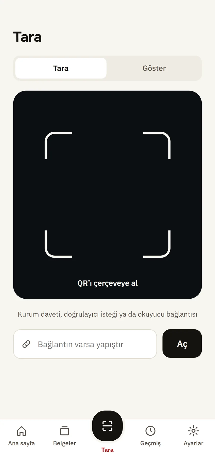 Scan screen: the camera view for reading an institution's QR code.